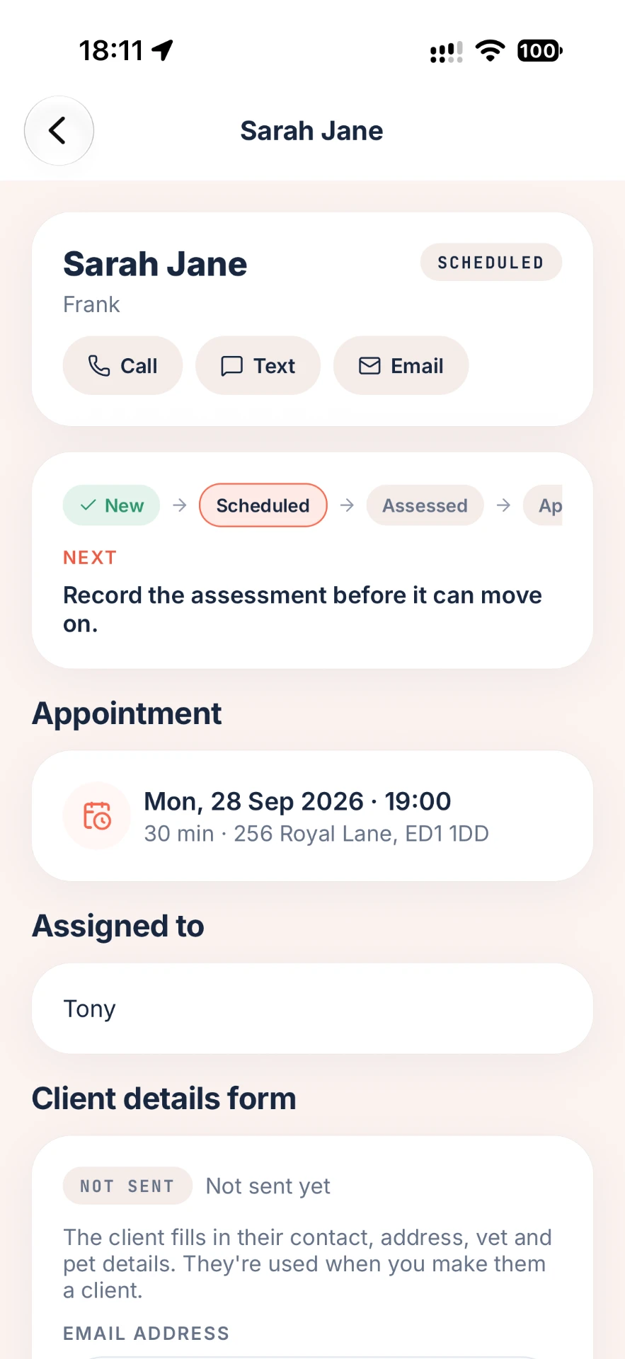 PawLoop Walkers meet and greet screen with client contact actions, appointment details and progress.
